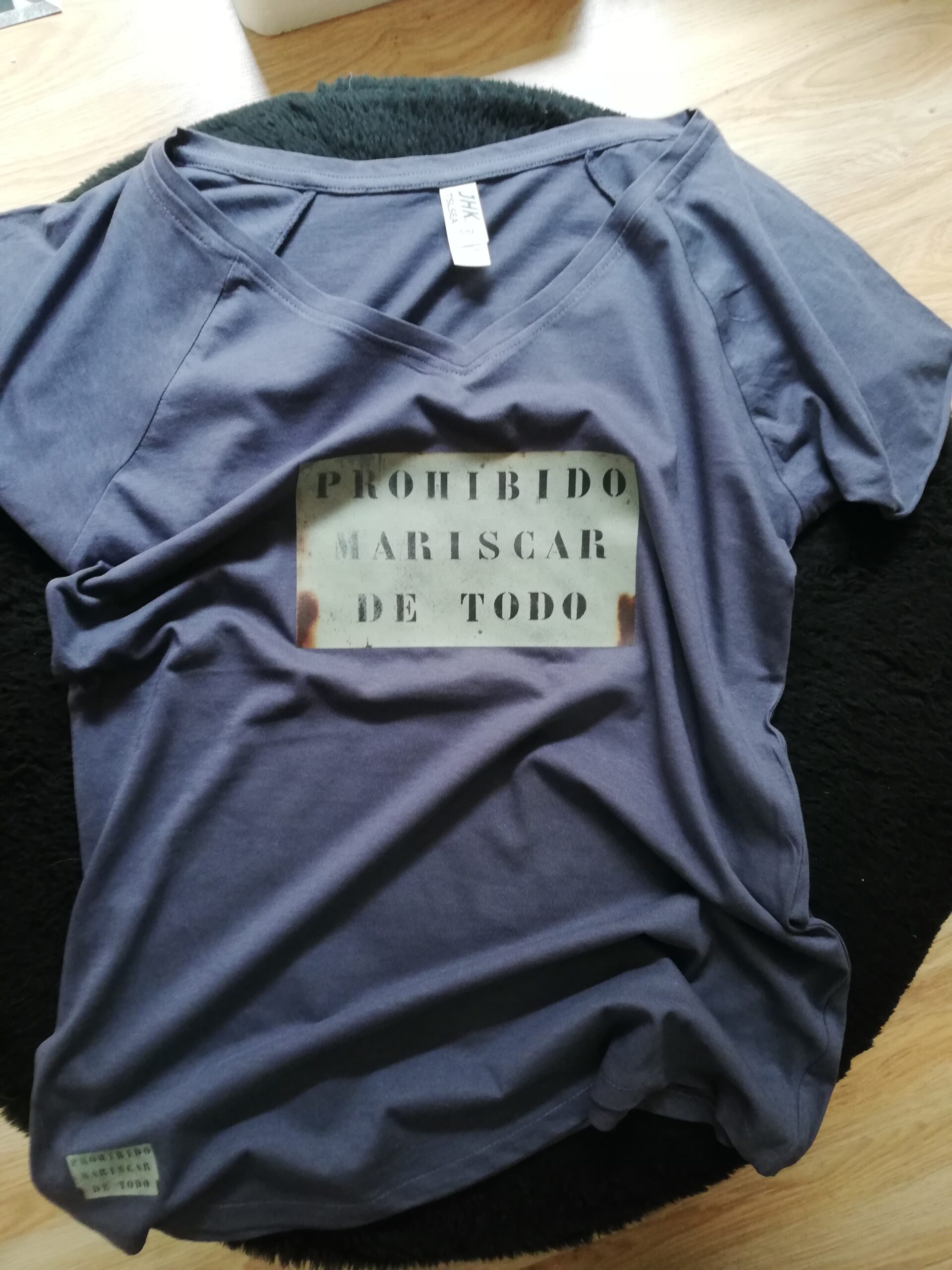 camiseta prohibido mariscar corte entallado